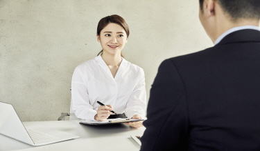 가깝게 지내는 친구가 사업 자금을 빌리는데 저에게 보증을 서달라고 부탁을 하는데요. 어떻게 하면 좋을까요?