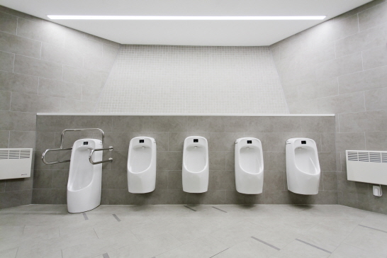 제가 소유하고 있는 건물에  공중화장실을 설치하였습니다. 공중화장실을 관리하는 기준이  따로 있나요?