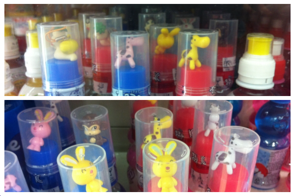 기린, 토끼, 원숭이 등의 미니인형을 식품과 함께 포장하여 판매해 어린이의 구매를 부추길 수 있는 식품의 예